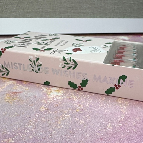 Red Aspen Holiday Nail Dashes- Mistletoe Wishes, Maxine - Picture 3 of 3